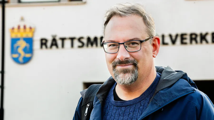 Porträtt av man utanför Rättsmedicinalverket.