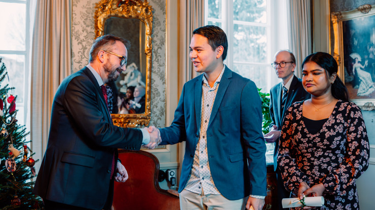 två personer mottar stipendier 
