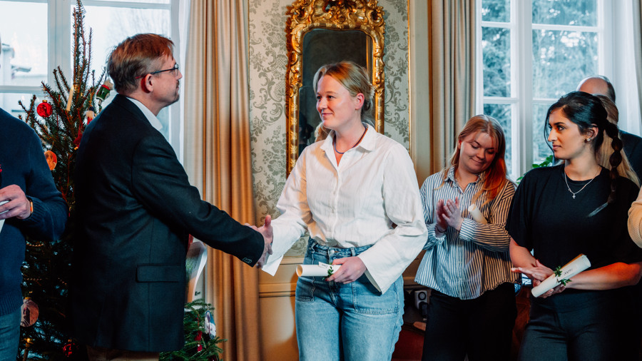 två personer tar i hand