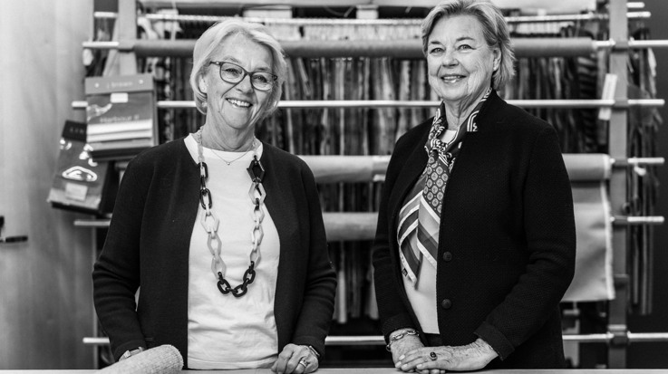 Två kvinnor i en atelje