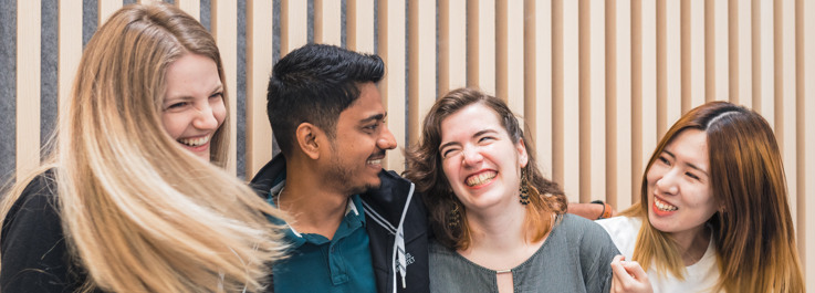 En grupp människor som står bredvid varandra.