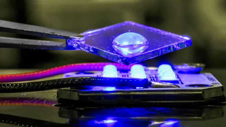 En närbild av en elektronisk enhet med blått ljus.