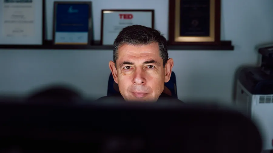 En man som sitter framför en datorskärm.