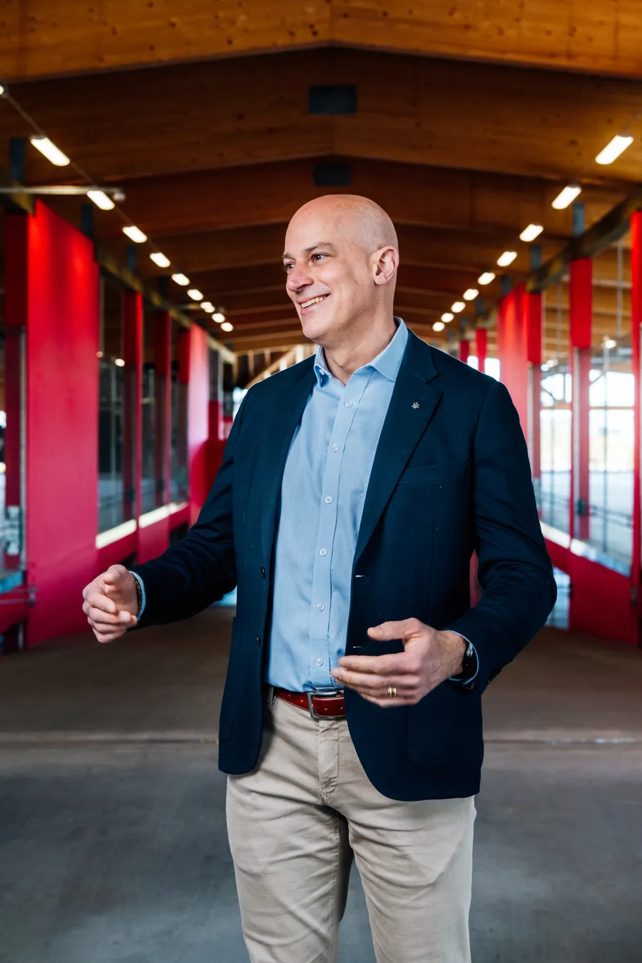 En man står i en korridor.