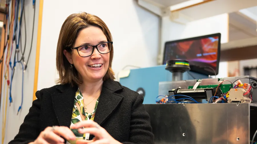 En kvinna i svart jacka med labbutrusting.