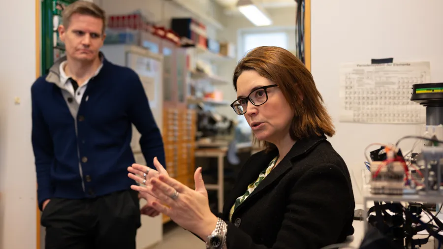 En man och en kvinna står i ett rum.