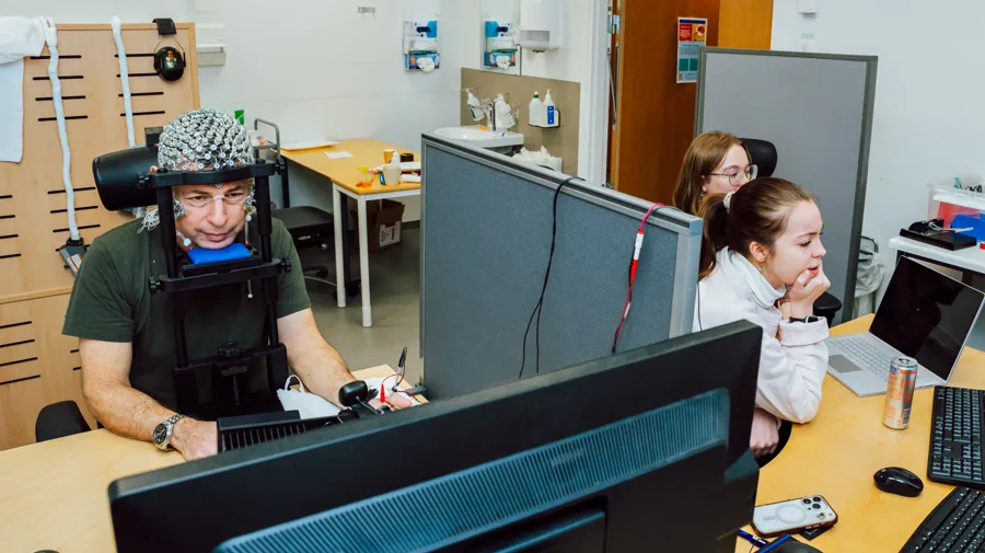 Demonstration av en undersökning av hjärnan.