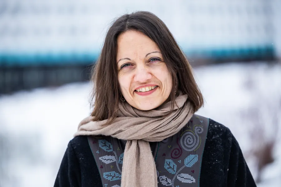 En kvinna med en halsduk runt halsen.