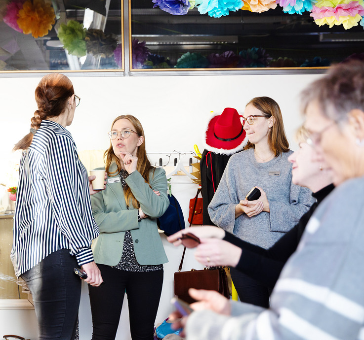 En grupp kvinnor som står bredvid varandra.