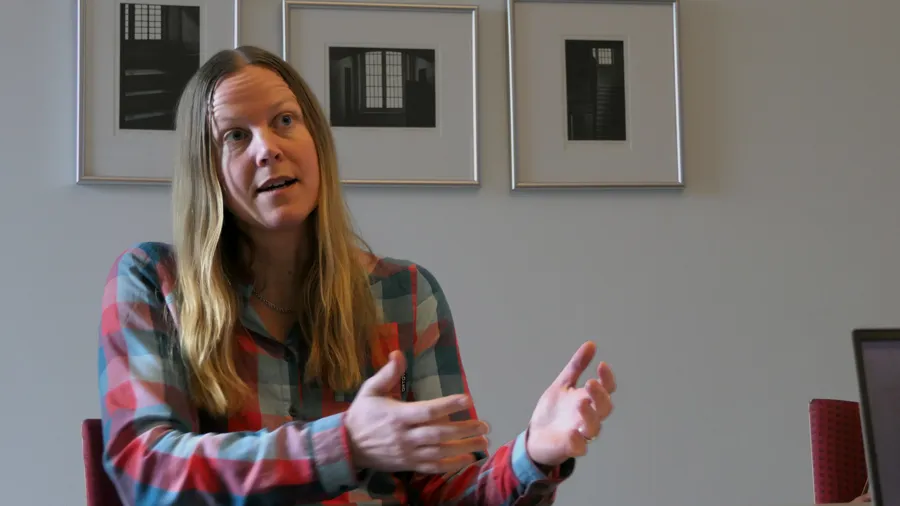 En kvinna sitter framför en bärbar dator.