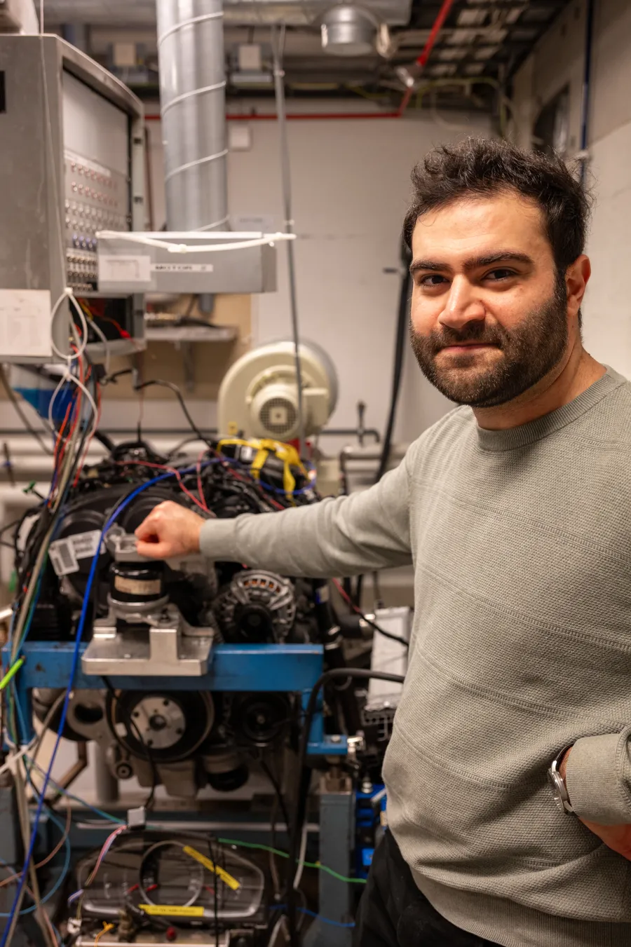 En man som står framför en maskin.