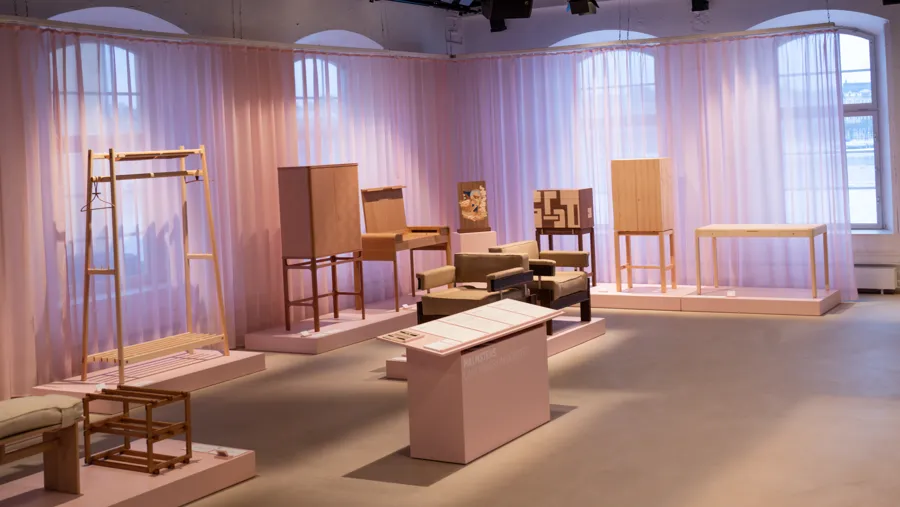 Ett rum fyllt med många möbler och fönster.