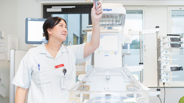 En ung kvinnlig läkare i vårdmiljö.