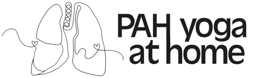 En svartvit logotyp med orden pah yoga at home.