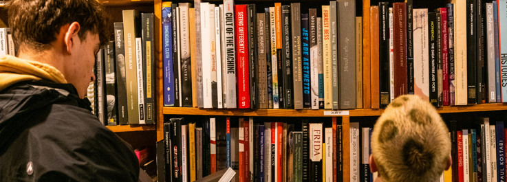 Studenter i bibliotek