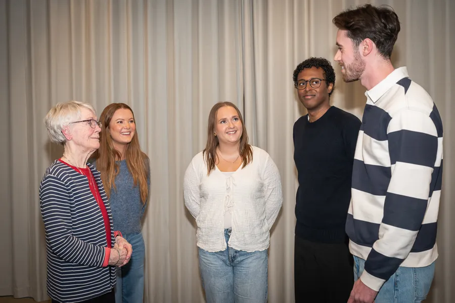 En äldre kvinna och fyra ungdomar.