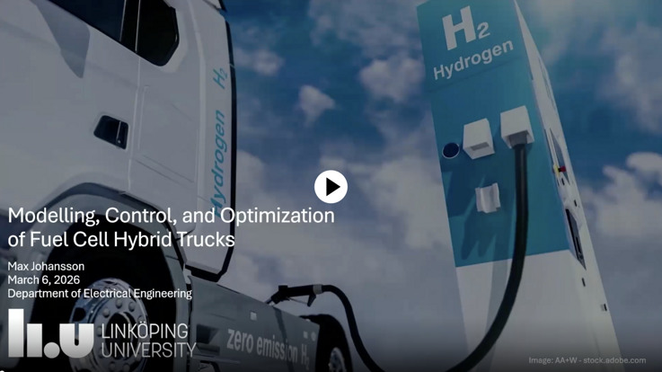 En vit lastbil med en blå himmel i bakgrunden.