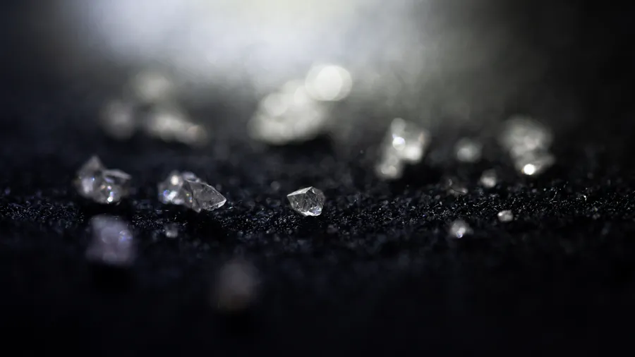 En närbild av några perovskiter på en svart yta.