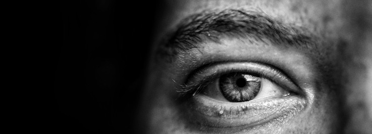 Ett svartvitt foto av en mans öga.