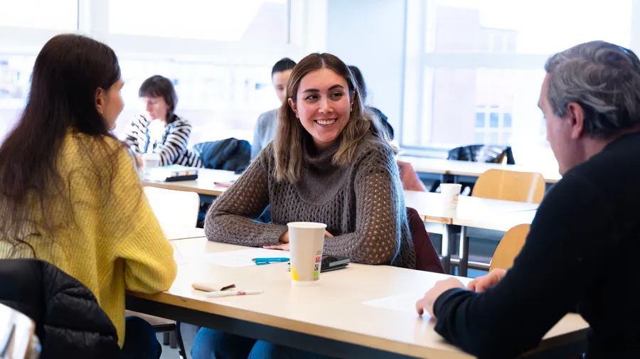 En grupp människor som sitter runt ett bord.