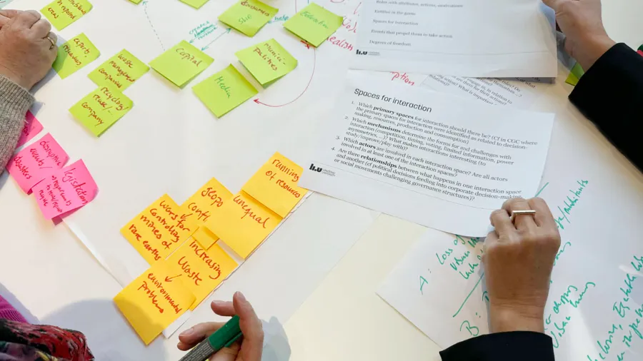 Post-it-stickers in different colors on a table.