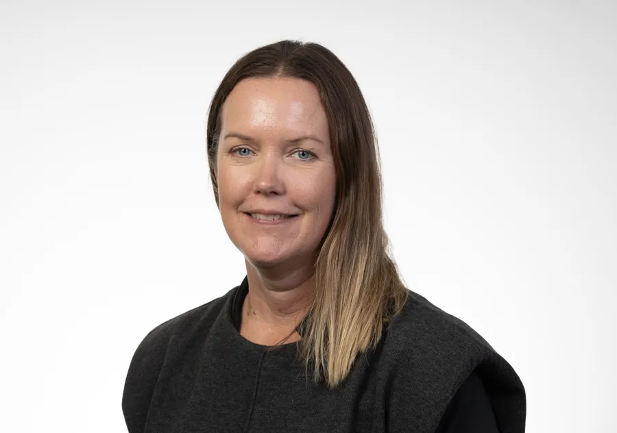 Kvinna med rakt långt hår och svart kavaj.