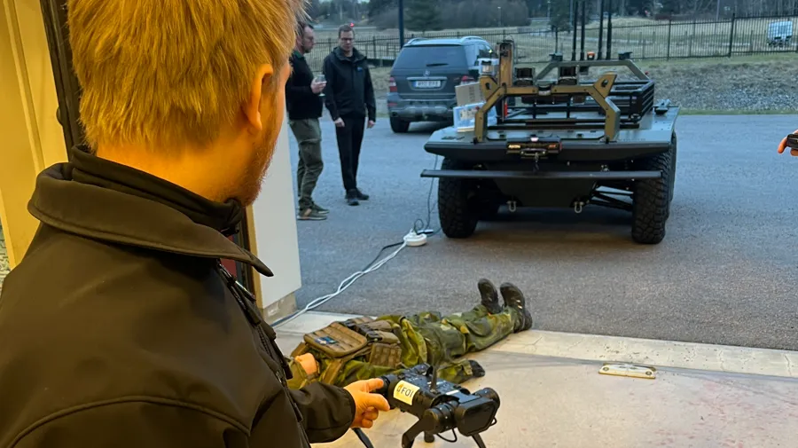 En man håller i en pistol framför en drönare.