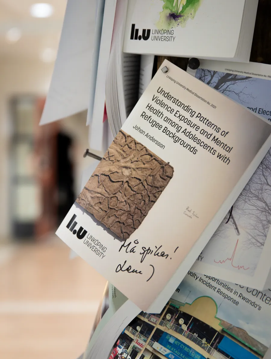 Avhandling som är uppspikad.