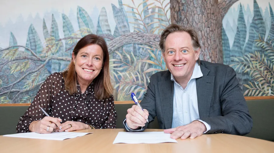 En man och en kvinna sitter vid ett bord.