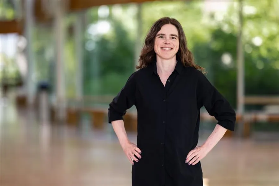 En kvinna som står med händerna på höfterna.