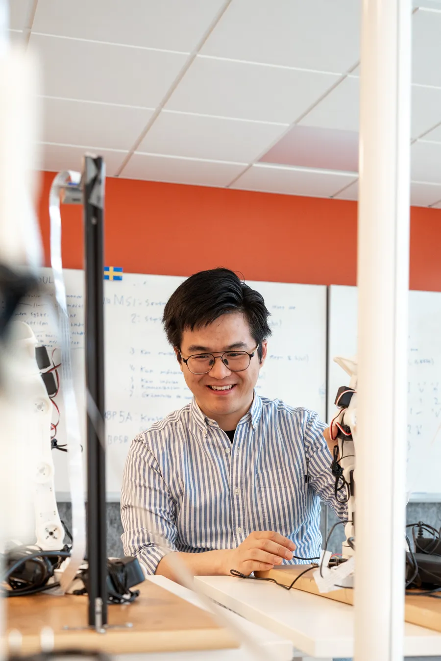 En man som sitter vid ett skrivbord på ett kontor.