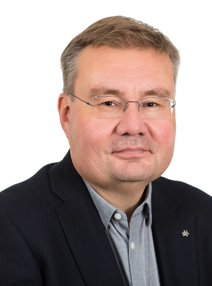 Porträtt av man med glasögon.