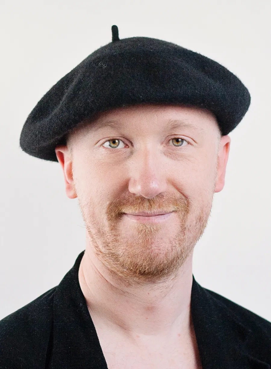 Porträtt av man med basker.