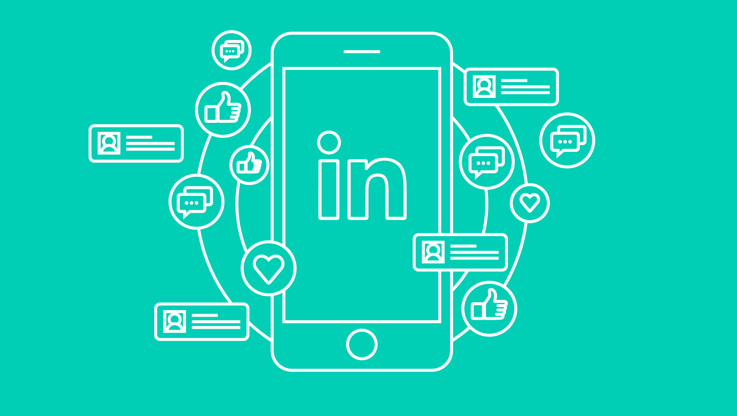 En telefon med sociala ikoner runtomkring.