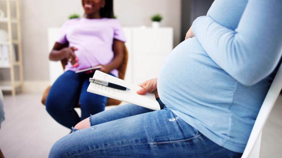 Gravida kvinnor i ett rum.