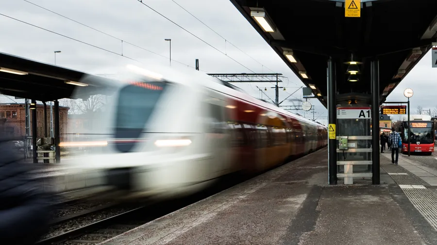 Inkommande tåg till en tågstation.